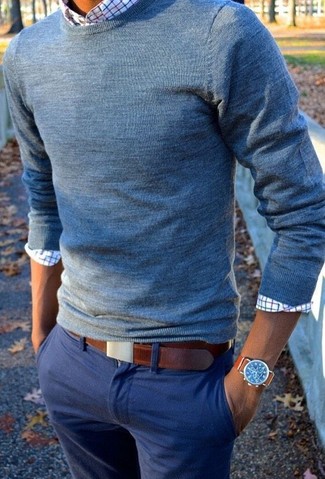 Comment porter une montre en cuir beige: Essaie d'harmoniser un pull à col rond bleu avec une montre en cuir beige pour un look idéal le week-end.
