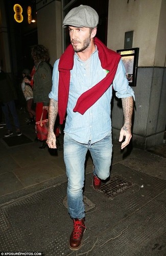 Tenue de David Beckham: Pull à col rond rouge, Chemise à manches longues en chambray bleu clair, T-shirt à col rond gris, Jean bleu clair