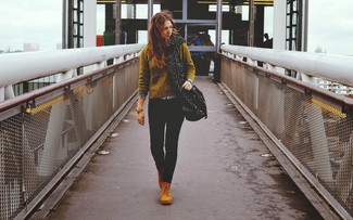 Comment porter un jean skinny déchiré noir: Associe un pull à col rond moutarde avec un jean skinny déchiré noir pour un look idéal le week-end. Cette tenue est parfait avec une paire de bottines plates à lacets en daim marron clair.