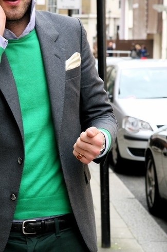 Comment porter une pochette de costume en soie beige quand il fait chaud: Pense à marier un pull à col rond vert avec une pochette de costume en soie beige pour une tenue idéale le week-end.