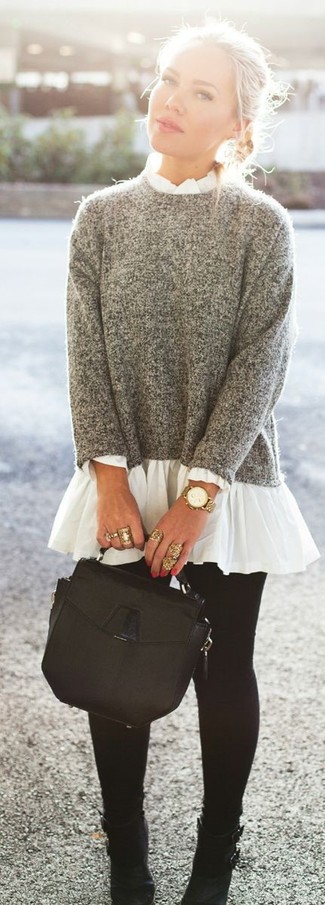 Comment porter un chemisier plissé blanc: Marie un chemisier plissé blanc avec des leggings noirs pour obtenir un look relax mais stylé. Une paire de bottines en cuir noires est une option parfait pour complèter cette tenue.