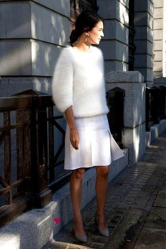 Comment porter une minijupe: Porte un pull à col rond duveteux blanc et une minijupe pour créer un look génial et idéal le week-end. Assortis ce look avec une paire de escarpins en cuir gris.
