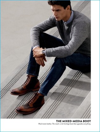 Comment porter des bottes brogue: Pense à harmoniser un pull à col rond gris avec un jean bleu marine pour obtenir un look relax mais stylé. Jouez la carte classique pour les chaussures et fais d'une paire de bottes brogue ton choix de souliers.