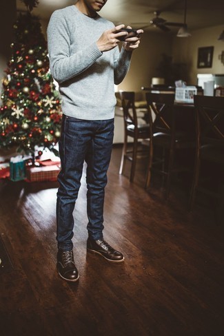 Comment porter des bottes de loisirs en cuir marron à 20 ans: Associe un pull à col rond gris avec un jean bleu marine pour une tenue confortable aussi composée avec goût. Habille ta tenue avec une paire de bottes de loisirs en cuir marron.