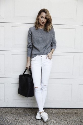 Comment porter un jean skinny déchiré blanc: Harmonise un pull à col rond gris avec un jean skinny déchiré blanc pour créer un look génial et idéal le week-end. Cette tenue se complète parfaitement avec une paire de baskets basses en cuir blanches.