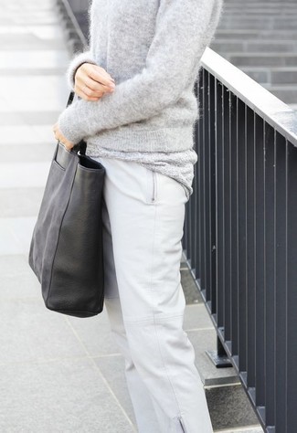 Comment porter un jean blanc: Associe un pull à col rond gris avec un jean blanc pour un look de tous les jours facile à porter.