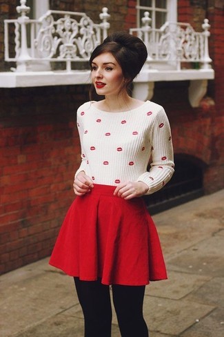 Comment porter un pull à col rond imprimé blanc et rouge: Si tu es une fille plutôt “jean t-shirt”, tu vas aimer le combo simple d'un pull à col rond imprimé blanc et rouge et d'une jupe patineuse rouge.
