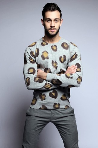 Tenue: Pull à col rond imprimé léopard gris, Pantalon de costume en laine gris
