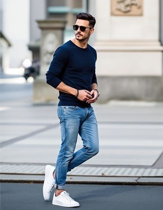Tenue: Pull à col rond bleu marine, Jean bleu, Baskets basses blanches, Lunettes de soleil marron foncé
