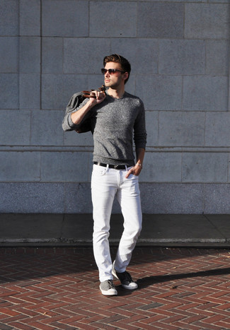 Comment porter des baskets basses en daim grises: Choisis un pull à col rond gris et un jean blanc pour un look de tous les jours facile à porter. Cet ensemble est parfait avec une paire de baskets basses en daim grises.