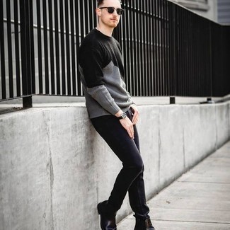 Comment porter un jean noir avec une montre noire: Essaie d'associer un pull à col rond gris avec un jean noir pour un look de tous les jours facile à porter. Une paire de bottines chelsea en cuir noires rendra élégant même le plus décontracté des looks.