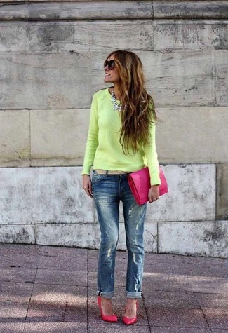Comment porter des chaussures roses: Opte pour un pull à col rond chartreuse avec un jean boyfriend déchiré bleu pour un look idéal le week-end. Cette tenue se complète parfaitement avec une paire de escarpins en cuir fuchsia.