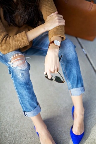 Comment porter des escarpins en daim bleus: Porte un pull à col rond marron clair et un jean déchiré bleu pour créer un look génial et idéal le week-end. Assortis ce look avec une paire de escarpins en daim bleus.