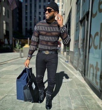 Comment porter un jean skinny noir: Associe un pull à col rond à rayures horizontales noir avec un jean skinny noir pour un look confortable et décontracté. Complète cet ensemble avec une paire de bottes de loisirs en cuir noires pour afficher ton expertise vestimentaire.