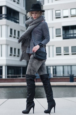 Comment porter un chapeau en laine noir: Essaie d'associer un pull à col rond gris avec un chapeau en laine noir pour une impression décontractée. Une paire de cuissardes en cuir noires ajoutera de l'élégance à un look simple.