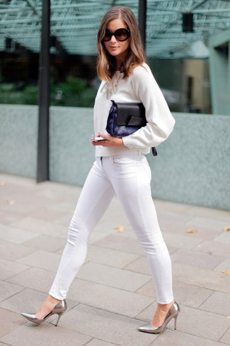 Comment porter des escarpins en cuir argentés: Choisis un pull à col rond blanc et un jean skinny blanc pour achever un style chic et glamour. Assortis ce look avec une paire de escarpins en cuir argentés.