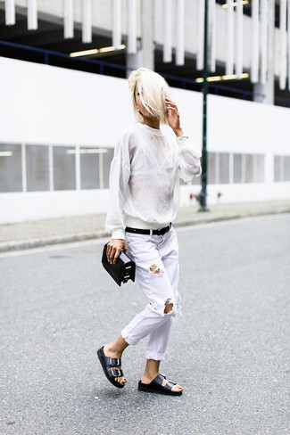 Comment porter un jean skinny déchiré blanc: Harmonise un pull à col rond blanc avec un jean skinny déchiré blanc pour créer un look génial et idéal le week-end. Une paire de sandales plates en cuir noires est une option génial pour complèter cette tenue.