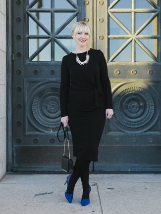 Comment porter des escarpins bleus: Pense à harmoniser un pull à col rond noir avec une jupe crayon noire pour obtenir un look relax mais stylé. Une paire de escarpins bleus est une option parfait pour complèter cette tenue.