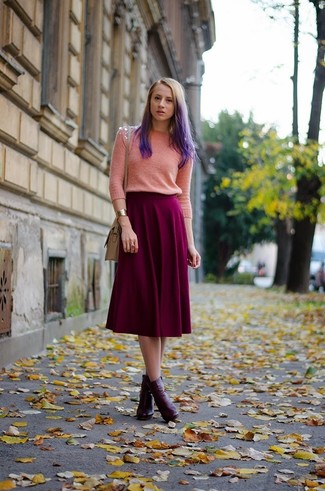 Comment porter une jupe violette: Pense à harmoniser un pull à col rond orné rose avec une jupe violette pour un look de tous les jours facile à porter. Une paire de bottines en cuir bordeaux est une option astucieux pour complèter cette tenue.
