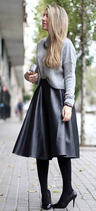 Comment porter des collants en laine noirs: Associe un pull à col rond gris avec des collants en laine noirs pour une tenue idéale le week-end. Cet ensemble est parfait avec une paire de escarpins en cuir noirs.