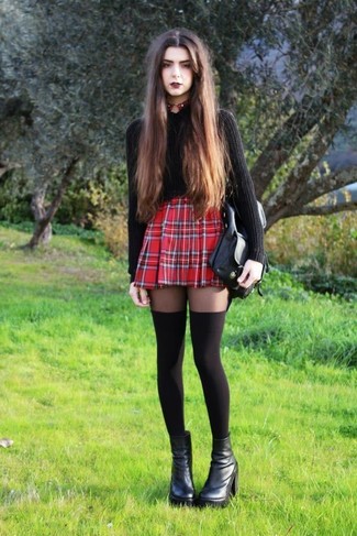 Comment porter une jupe patineuse écossaise bordeaux: Marie un pull à col rond noir avec une jupe patineuse écossaise bordeaux pour une impression décontractée. Complète ce look avec une paire de bottines en cuir épaisses noires.