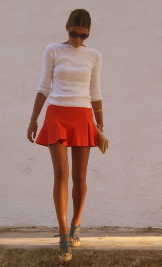 Comment porter une pochette en cuir orange: Choisis un pull à col rond blanc et une pochette en cuir orange pour une tenue relax mais stylée. Une paire de sandales compensées en cuir bleu canard apportera une esthétique classique à l'ensemble.