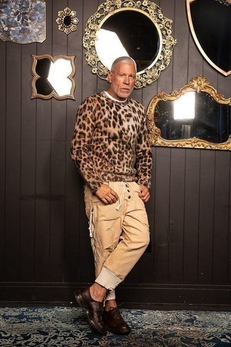 Comment porter un jean beige: Harmonise un pull à col rond imprimé léopard marron avec un jean beige pour une tenue relax mais stylée. Une paire de chaussures derby en cuir marron foncé est une façon simple d'améliorer ton look.