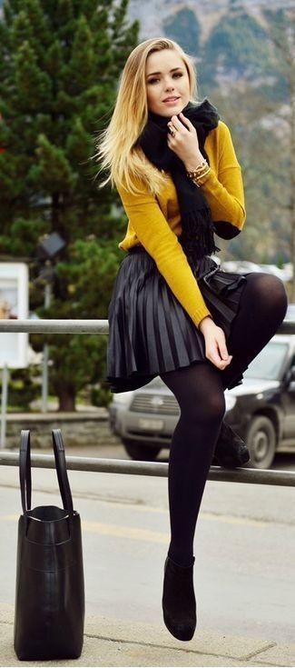 Comment porter une écharpe en tricot noire: Pense à marier un pull à col rond moutarde avec une écharpe en tricot noire pour une impression décontractée. Une paire de bottines en daim noires est une option parfait pour complèter cette tenue.