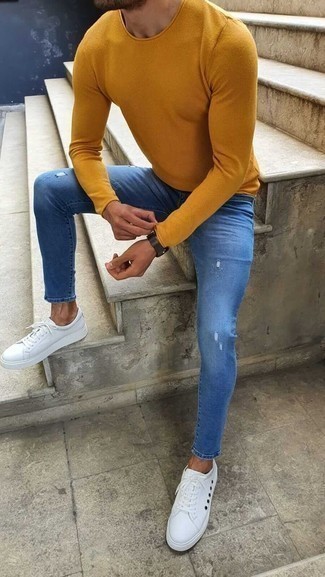 Comment porter un pull à col rond moutarde: Opte pour un pull à col rond moutarde avec un jean skinny déchiré bleu pour un look idéal le week-end. Rehausse cet ensemble avec une paire de baskets basses en toile blanches.