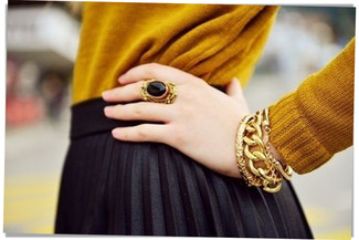 Comment porter un pull à col rond doré: Pense à marier un pull à col rond doré avec une minijupe plissée noire pour un look idéal le week-end.