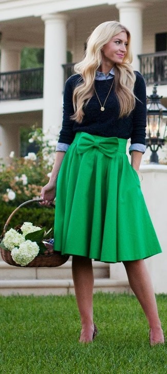 Comment porter une jupe mi-longue vert menthe: Pense à opter pour un pull à col rond noir et une jupe mi-longue vert menthe pour une tenue idéale le week-end.