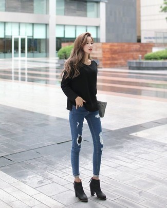 Comment porter des bottines en cuir noires: Essaie de marier un pull à col rond noir avec un jean skinny déchiré bleu pour une tenue idéale le week-end. Cette tenue est parfait avec une paire de bottines en cuir noires.