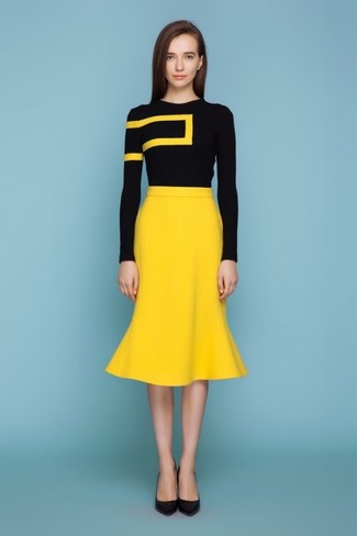 Comment porter une jupe crayon jaune: Opte pour un pull à col rond noir avec une jupe crayon jaune pour achever un style chic et glamour. Cette tenue est parfait avec une paire de escarpins en daim noirs.