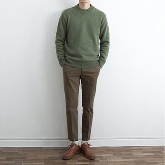 Tenue: Pull à col rond olive, Pantalon chino marron, Chaussures brogues en cuir marron, Chaussettes blanches
