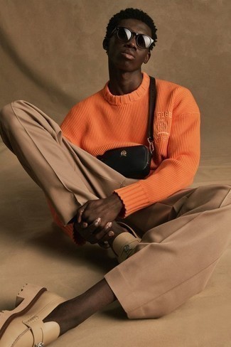 Tendances mode hommes: Porte un pull à col rond orange et un pantalon chino marron clair pour obtenir un look relax mais stylé. Rehausse cet ensemble avec une paire de slippers en cuir beiges.