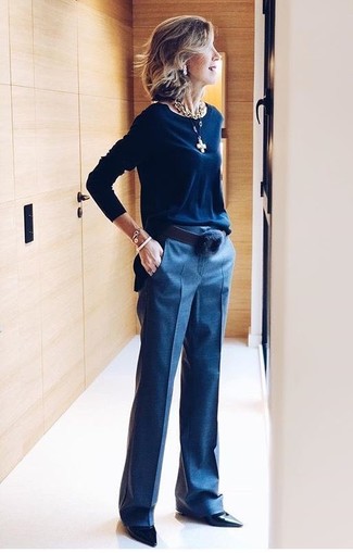 Comment s'habiller après 50 ans en automne: Associe un pull à col rond bleu marine avec un pantalon de costume bleu marine pour une tenue idéale le week-end. Cette tenue se complète parfaitement avec une paire de escarpins en cuir noirs. Ce look est plutôt automnal.