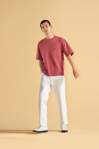 Tenue: Pull à col rond rouge, Pantalon chino blanc, Baskets basses en cuir blanches
