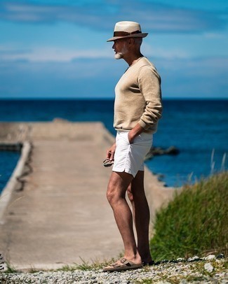 Comment porter un chapeau beige pour un style relax en été après 50 ans: Porte un pull à col rond beige et un chapeau beige pour une tenue idéale le week-end. Tu veux y aller doucement avec les chaussures? Opte pour une paire de sandales en daim marron clair pour la journée. C'est un look parfait pour cet été.