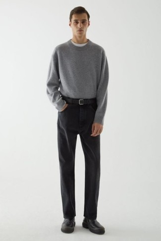 Comment porter un jean noir: Essaie d'associer un pull à col rond gris avec un jean noir pour une tenue idéale le week-end. Opte pour une paire de bottines chelsea en cuir noires pour afficher ton expertise vestimentaire.