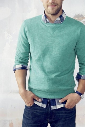 Comment porter un pull à col rond vert menthe: Pense à marier un pull à col rond vert menthe avec un jean bleu marine pour un look de tous les jours facile à porter.