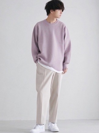 Tenue: Pull à col rond violet clair, T-shirt à col rond blanc, Pantalon chino beige, Baskets basses en cuir blanches