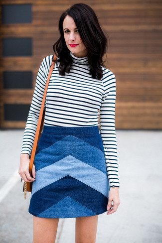 Comment porter une minijupe en denim bleue: Choisis un pull à col roulé à rayures horizontales blanc et noir et une minijupe en denim bleue pour une tenue idéale le week-end.