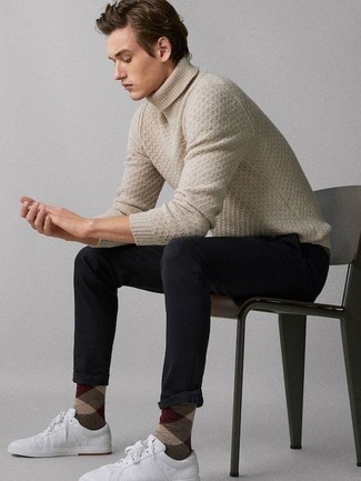 Comment porter des chaussettes marron: Harmonise un pull à col roulé en laine en tricot beige avec des chaussettes marron pour une tenue idéale le week-end. Une paire de baskets basses en toile blanches est une façon simple d'améliorer ton look.