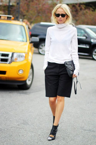 Comment porter un bermuda noir: Pense à porter un pull à col roulé blanc et un bermuda noir pour dégager classe et sophistication. Cette tenue se complète parfaitement avec une paire de bottines en cuir découpées noires.