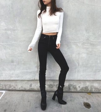 Comment porter des bottines en cuir noires: Pense à associer un pull à col roulé blanc avec un jean skinny noir pour une tenue idéale le week-end. Une paire de bottines en cuir noires est une option astucieux pour complèter cette tenue.