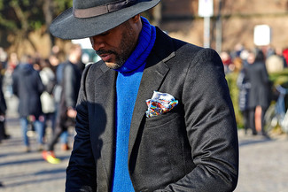 Comment porter une pochette de costume multicolore: Pense à opter pour un pull à col roulé en tricot bleu et une pochette de costume multicolore pour une tenue relax mais stylée.