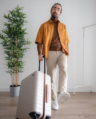 Comment porter une valise blanche: Harmonise un pull à col roulé marron avec une valise blanche pour une tenue relax mais stylée. Une paire de baskets basses en toile blanches apportera une esthétique classique à l'ensemble.