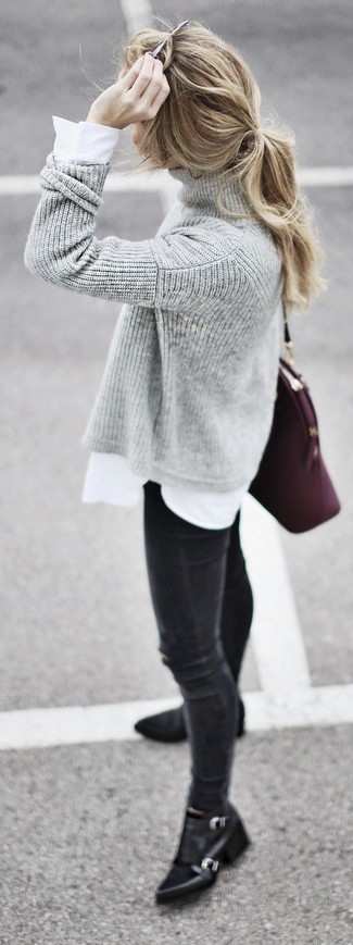 Comment porter un pull à col roulé en tricot gris: Marie un pull à col roulé en tricot gris avec un jean skinny noir pour une tenue idéale le week-end. Une paire de bottines en cuir noires est une option parfait pour complèter cette tenue.