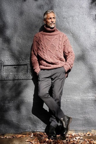 Comment porter un pull à col roulé en laine rose: Essaie d'associer un pull à col roulé en laine rose avec un pantalon de costume gris pour un look classique et élégant. Décoince cette tenue avec une paire de bottes de loisirs en cuir noires.