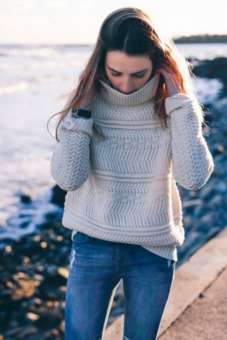 Comment porter un pull à col roulé en tricot beige: Pense à harmoniser un pull à col roulé en tricot beige avec un jean skinny bleu pour un look de tous les jours facile à porter.